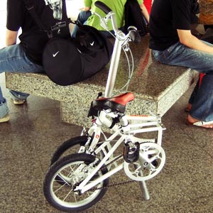 Jz88 folding bike on SMRT platform